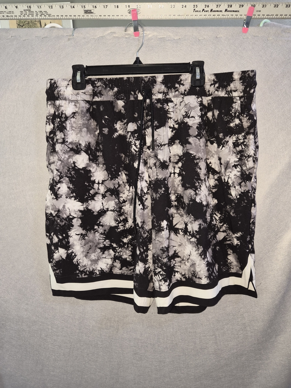 Dolorem Ipsum Black & Gray Abstract Print Shorts – Size XL